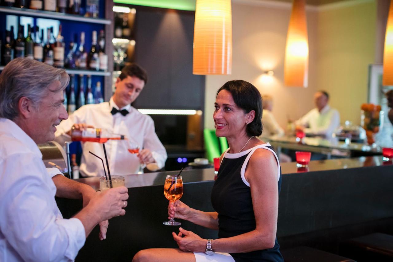 拜耶里斯彻酒店 林道 外观 照片 A woman drinking a cocktail