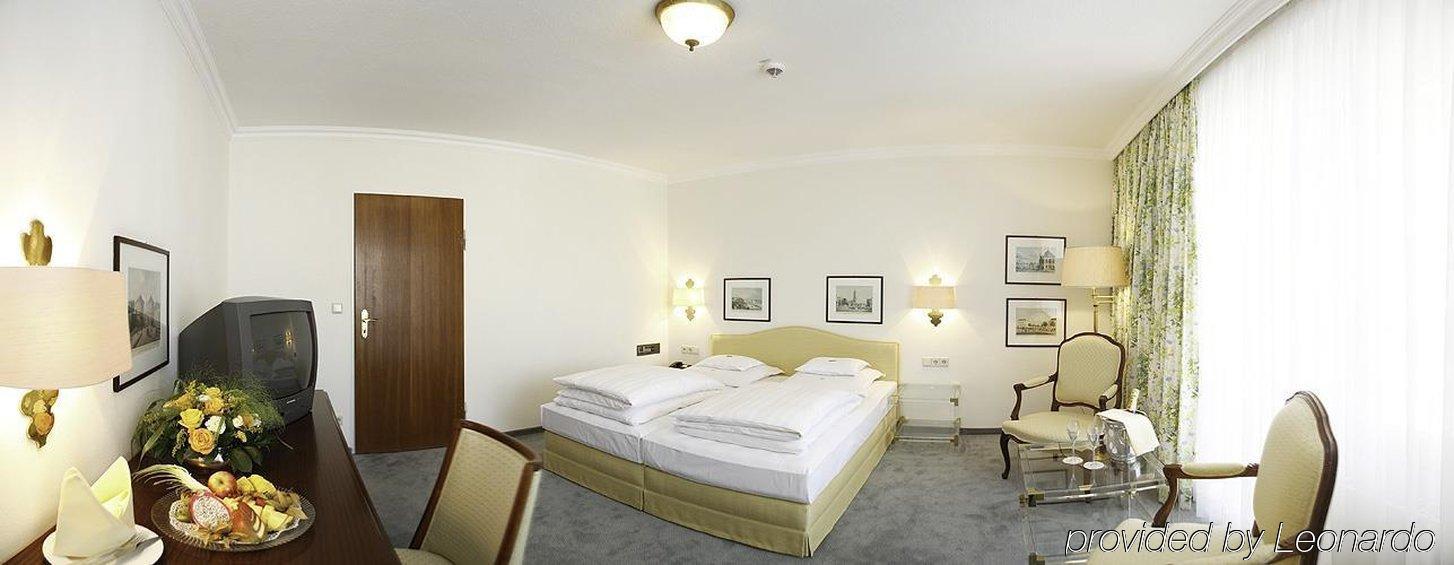 拜耶里斯彻酒店 林道 客房 照片 A typical hotel room