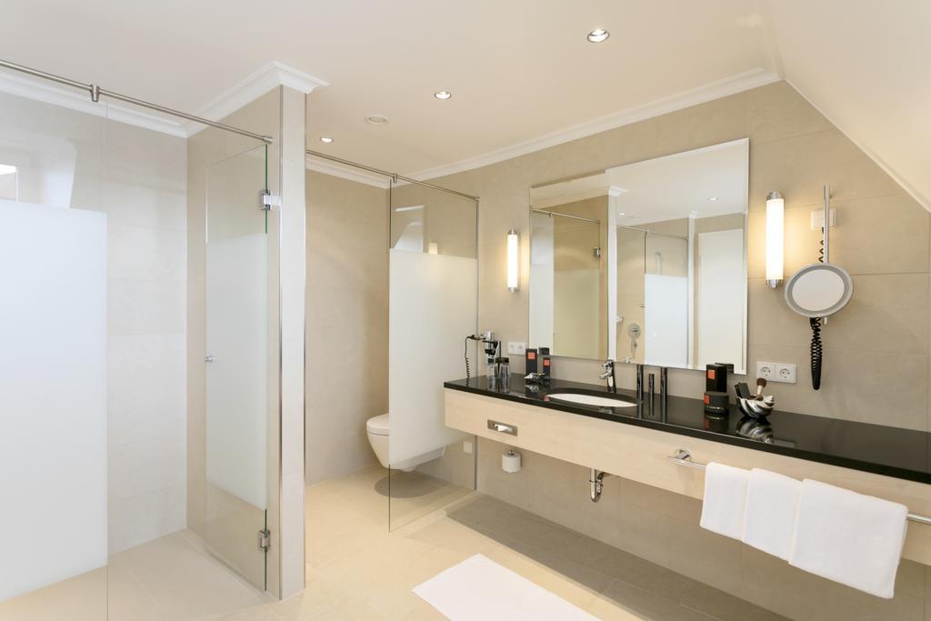 拜耶里斯彻酒店 林道 外观 照片 A bathroom in a hotel