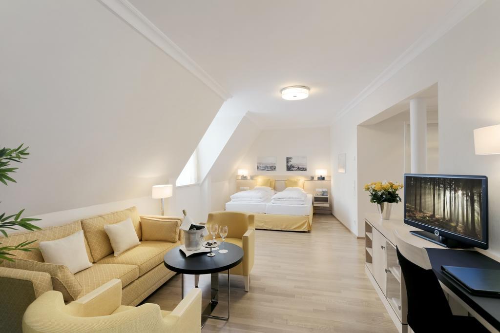 拜耶里斯彻酒店 林道 外观 照片 A typical room at the Hotel Axelmannstein