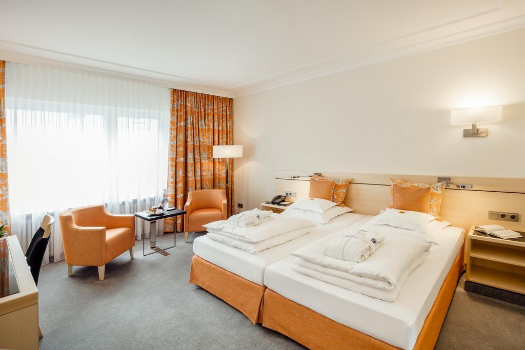 拜耶里斯彻酒店 林道 外观 照片 A typical hotel room