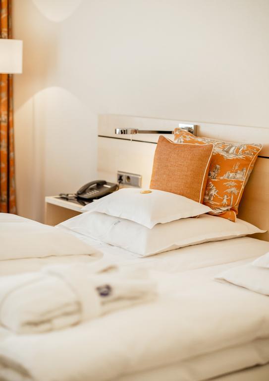 拜耶里斯彻酒店 林道 外观 照片 A bed with cushions