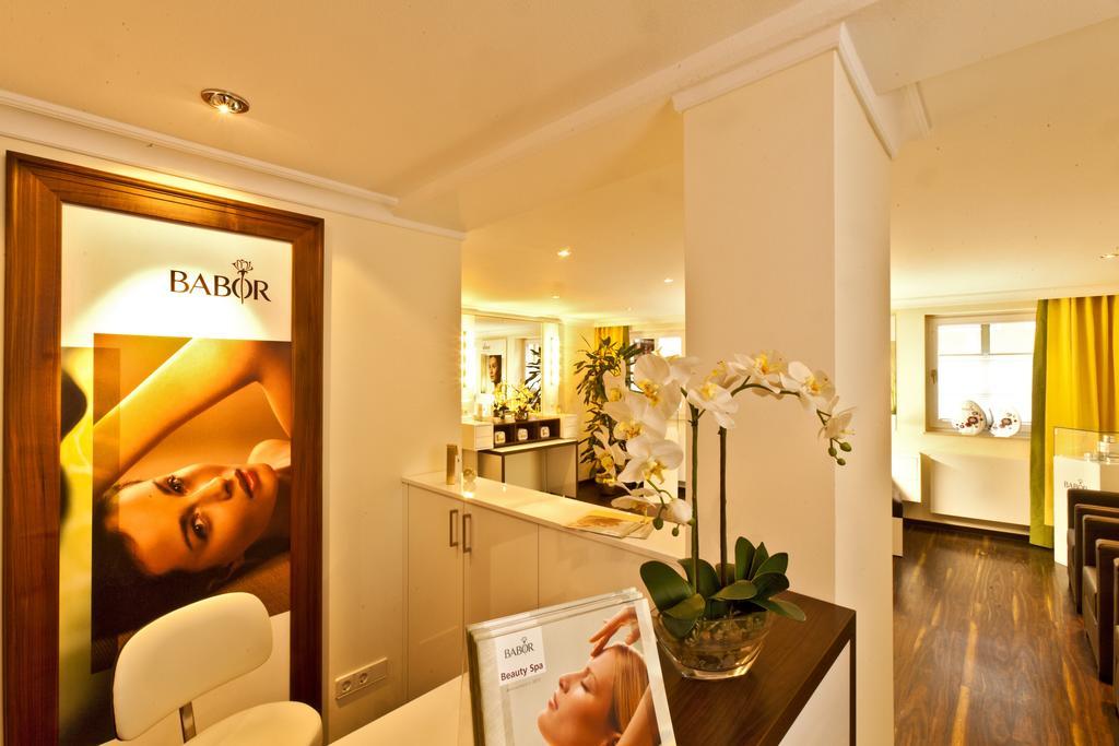 拜耶里斯彻酒店 林道 外观 照片 A typical salon interior
