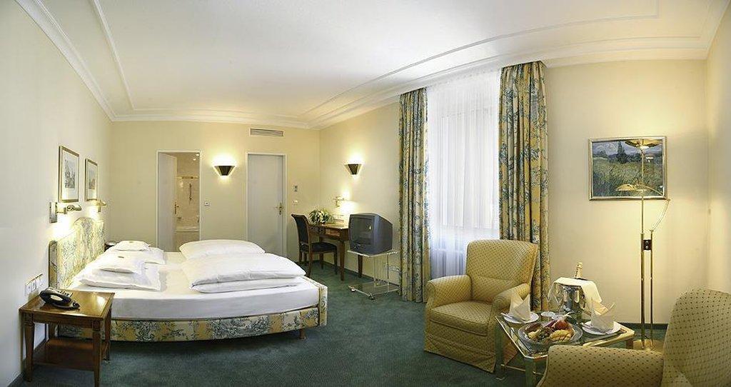 拜耶里斯彻酒店 林道 外观 照片 A typical hotel room