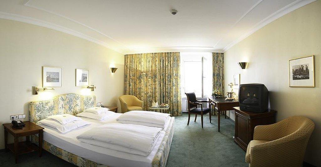 拜耶里斯彻酒店 林道 外观 照片 A typical hotel room