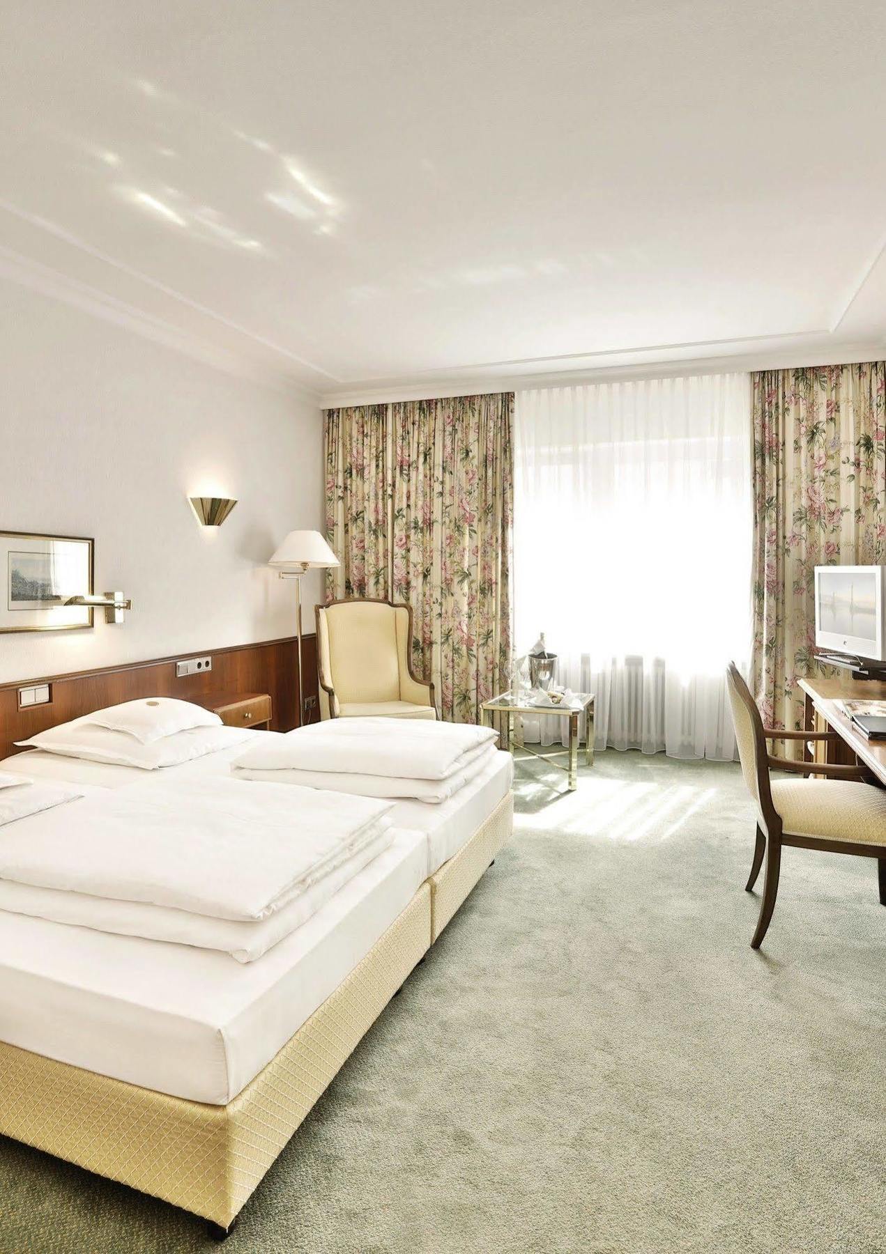 拜耶里斯彻酒店 林道 外观 照片 A typical room at the hotel