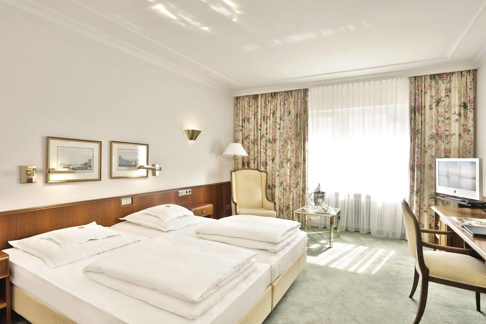 拜耶里斯彻酒店 林道 外观 照片 A typical hotel room