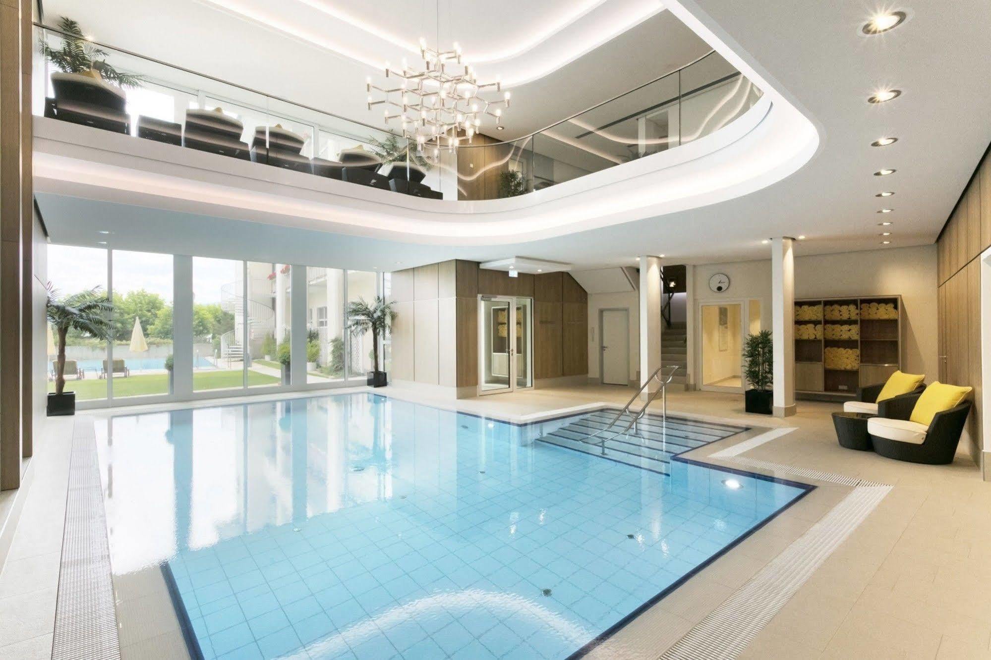 拜耶里斯彻酒店 林道 外观 照片 The swimming pool at the hotel
