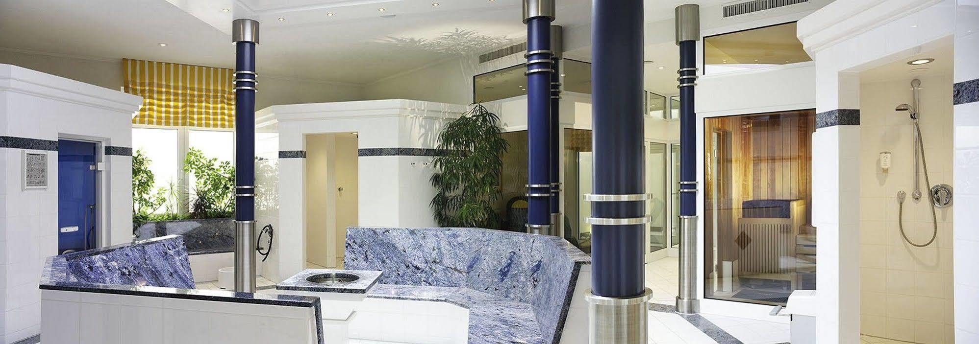 拜耶里斯彻酒店 林道 内观 照片 Stainless steel columns